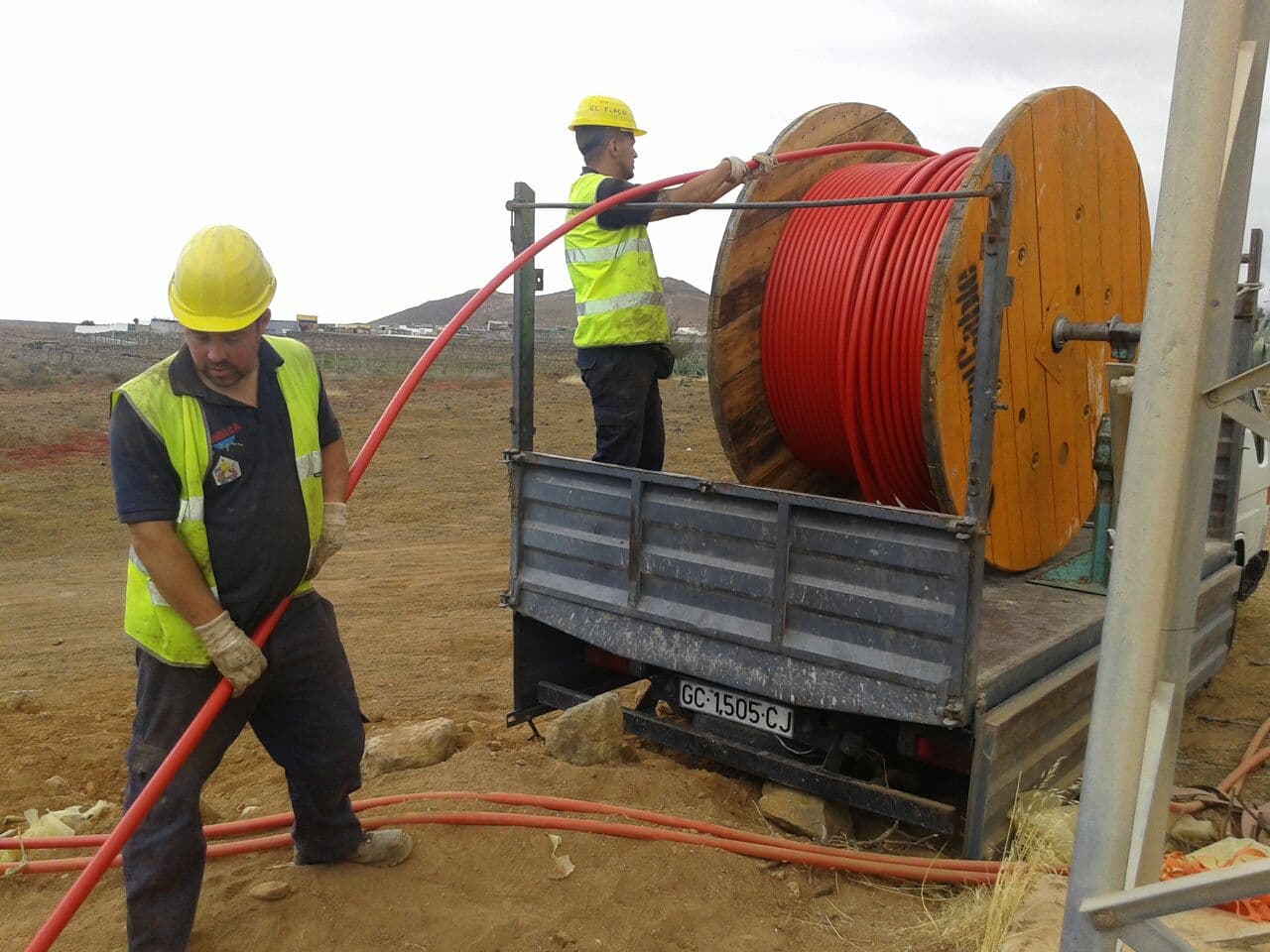 Equipo de Insmoelca trabajando con una bobina de cable