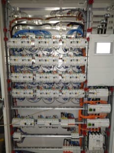 Interior de un cuadro eléctrico en mantenimiento