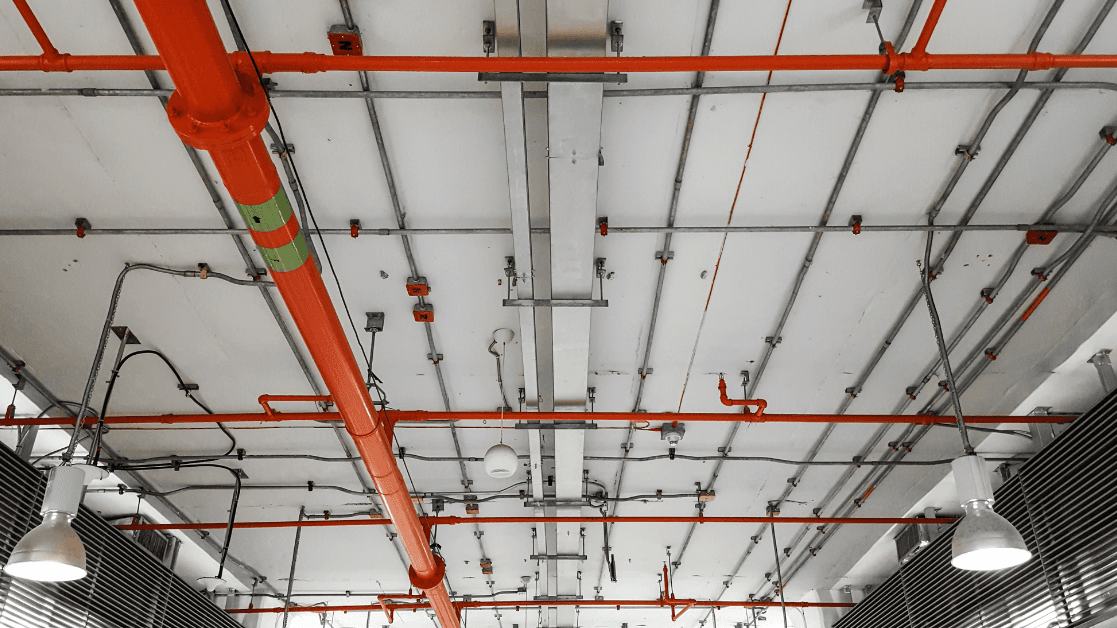 Instalación de tuberías y bandejas eléctricas en techo técnico